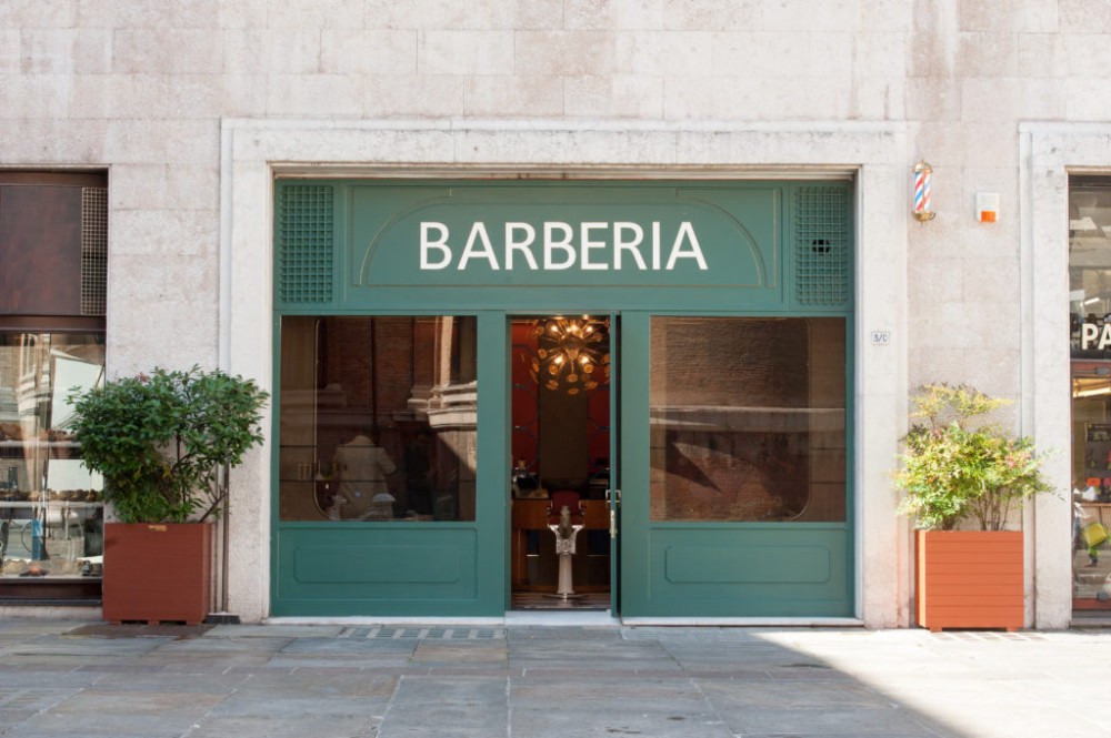 Ingresso reale della Barberia Chioma in Piazza della Steccata a Parma